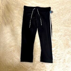 Victoria’s Secret Pink Ultimate crop legging. Size Medium